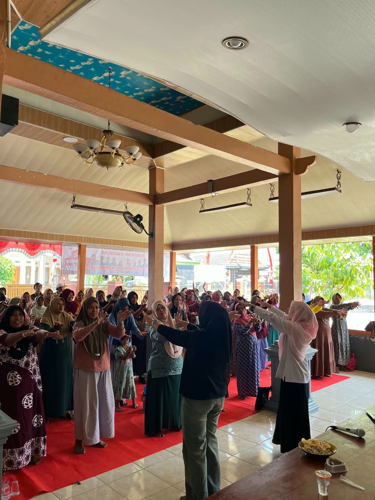 Bugar dan Bahagia di Usia Senja: Keseruan Senam Sehat Lansia Bersama Mahasiswa KKN Universitas Billfath di Semampirejo