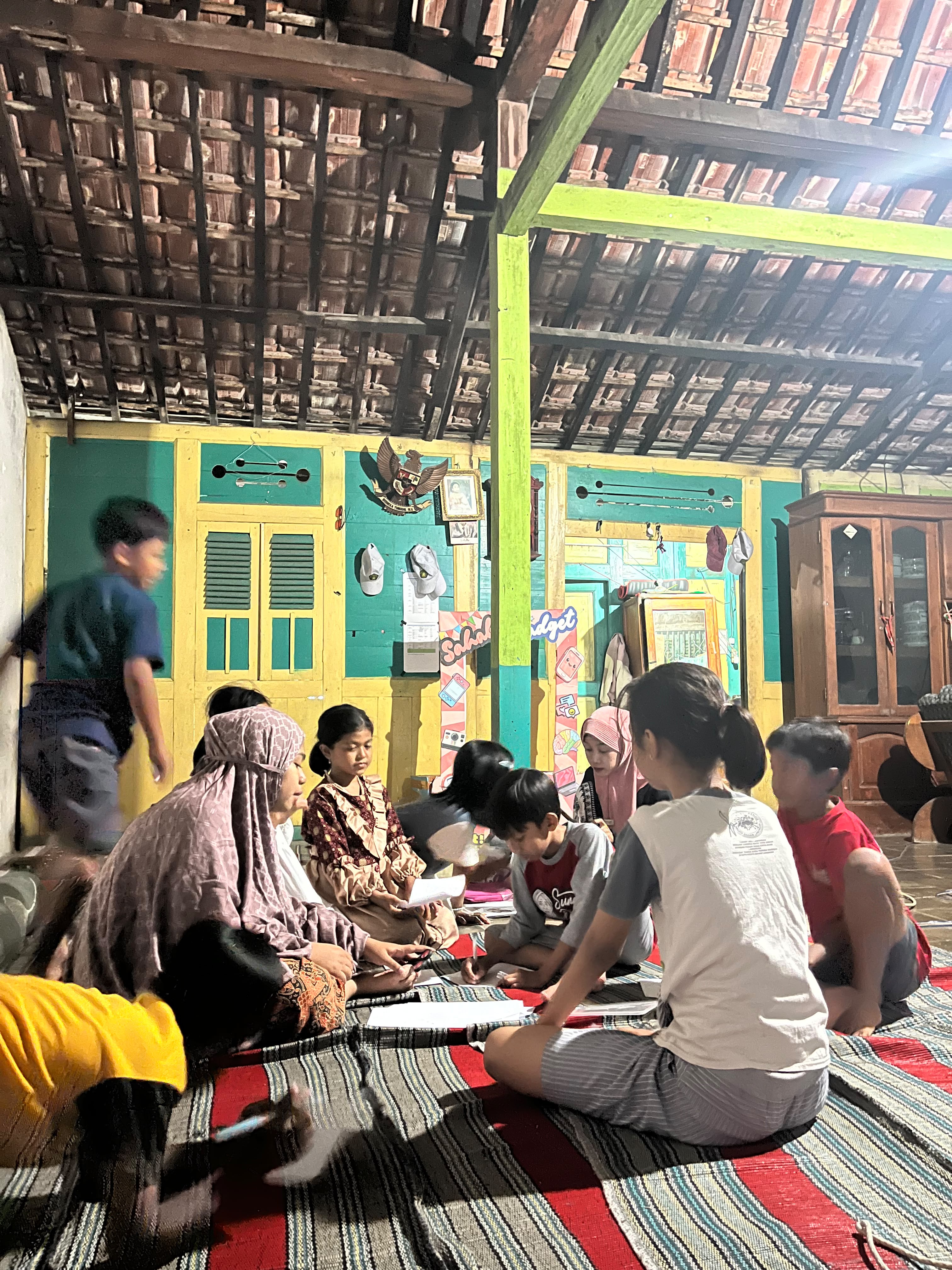 Nyalakan Semangat Belajar: Mahasiswa KKN Universitas Billfath Gelar Bimbingan Belajar Interaktif untuk Anak Semampirejo