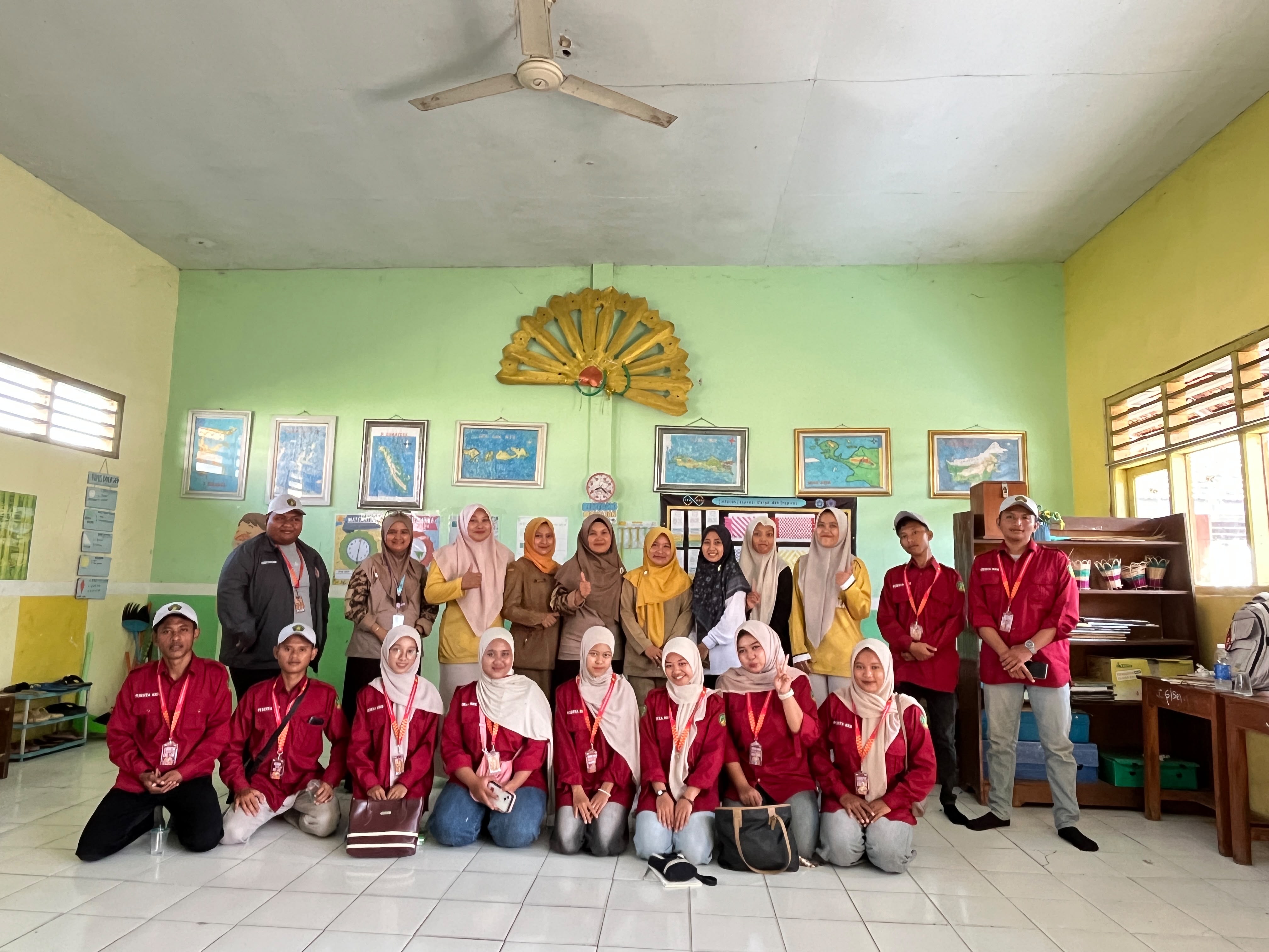 Wujudkan Generasi Melek Teknologi: KKN Kelompok 5 Universitas Billfath Hadirkan Edukasi Literasi Digital Interaktif